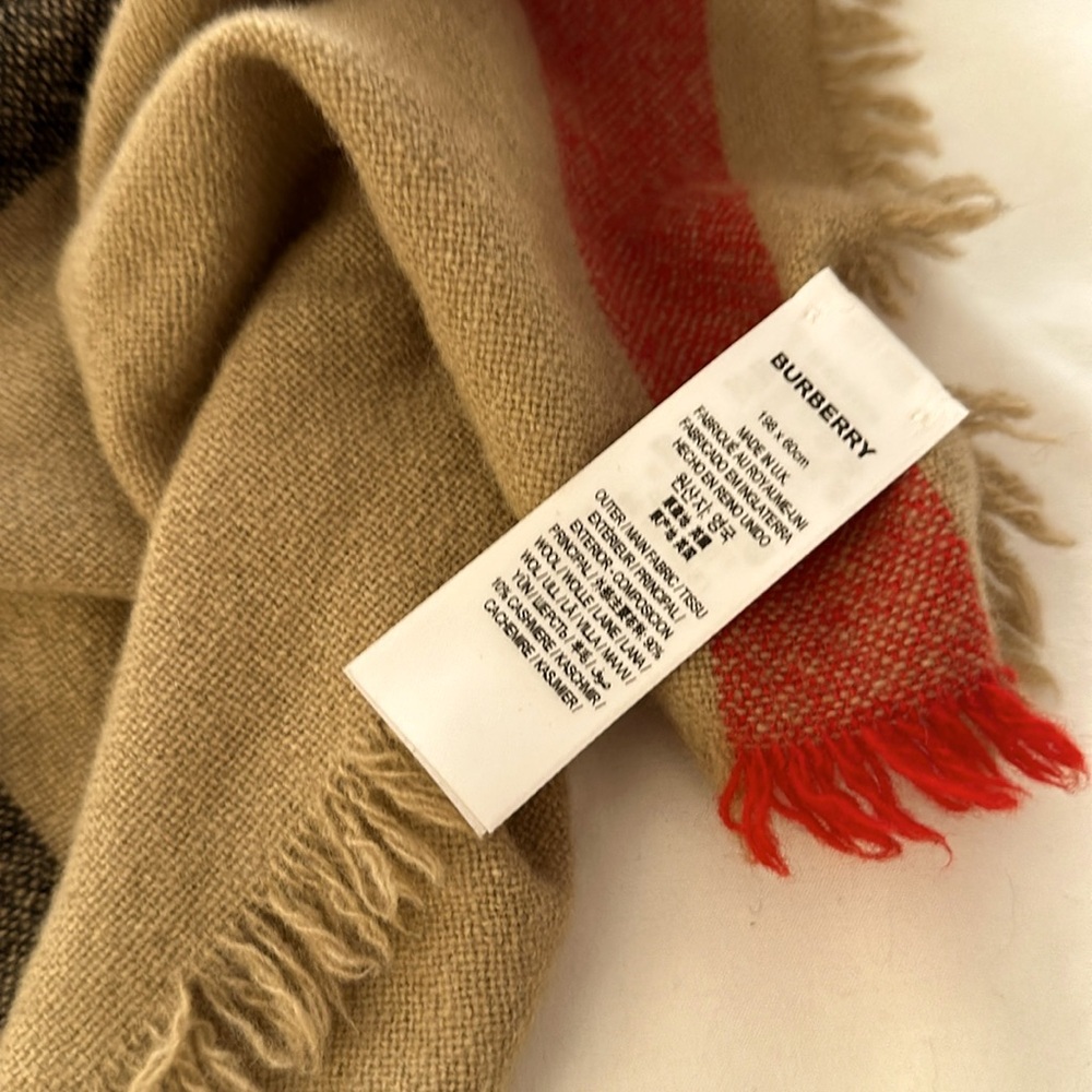 Scarf / shawl Burberry cashmere excellent condition wore twice last winter